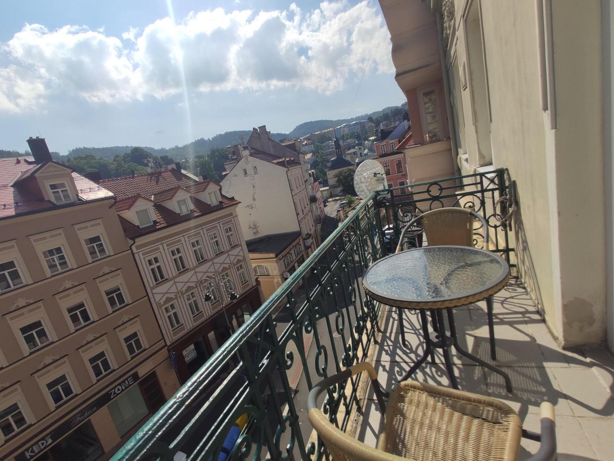 Apartman 63M2 S Balkonem V Lazenskem Centru Karlovy Vary Exterior foto